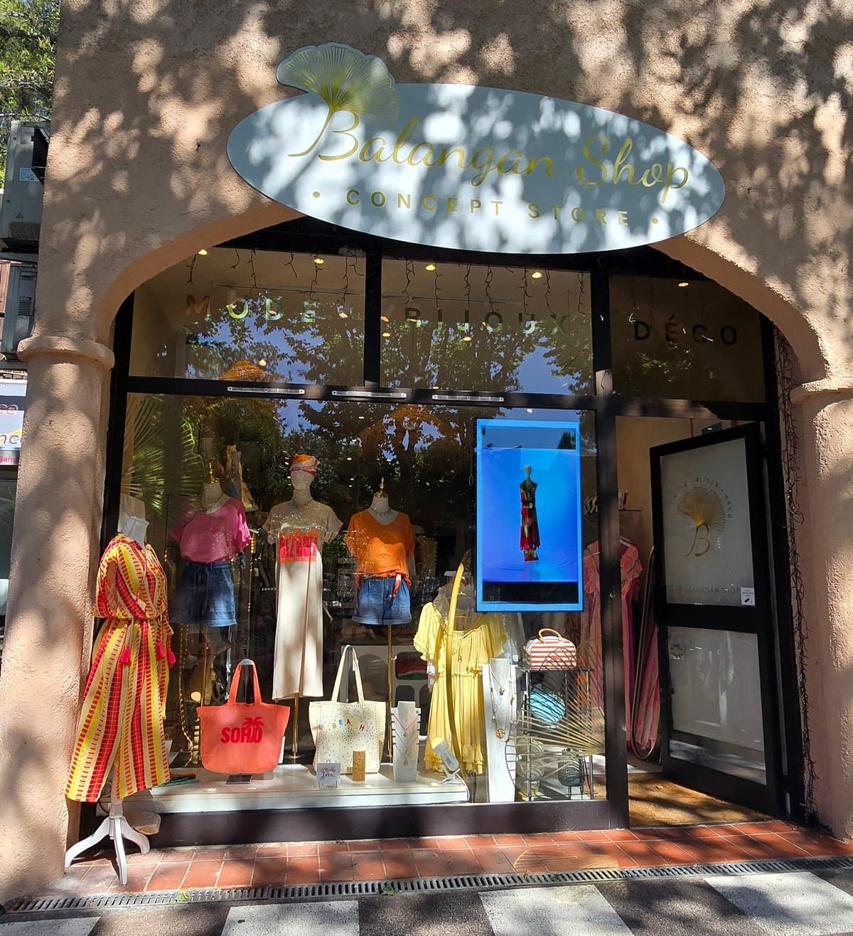 Concept store prêt-à-porter à vendre à Mougins (06)
