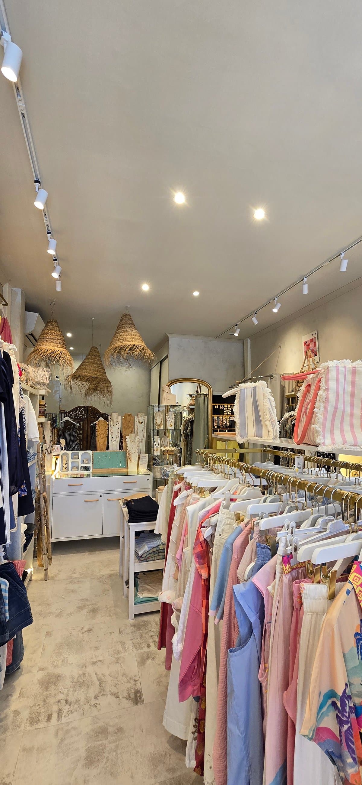 Concept store prêt-à-porter à vendre à Mougins (06) - photo 2