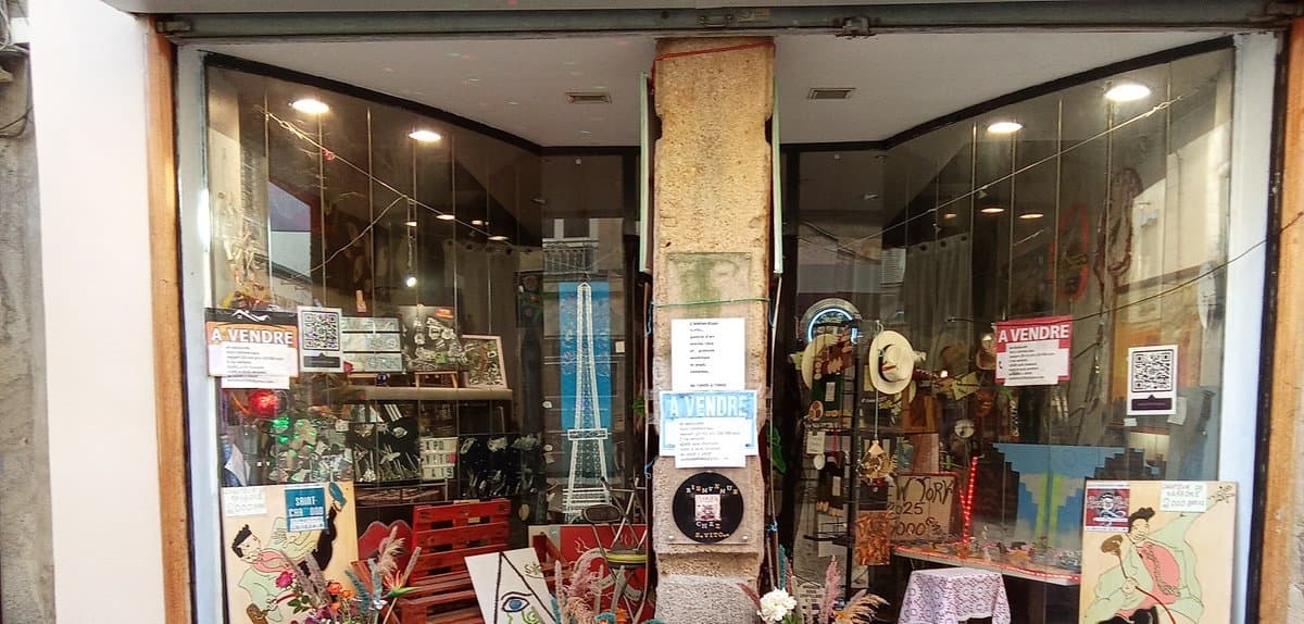 Local commercial avec vitrine et appartement troglodyte - Saint-Chamond - photo 2