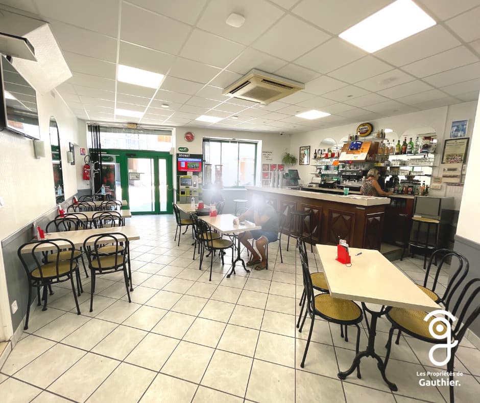 Murs et fonds d'un BAR PMU avec clientèle fidèle à Béziers