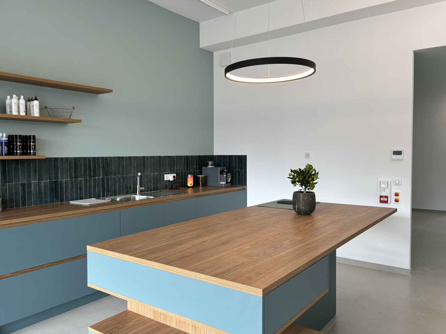 Salon coiffure / Prothésie capillaire / Barber 104 m² clés en main