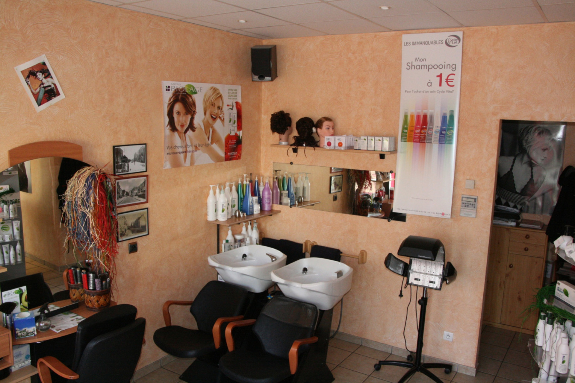 Salon de coiffure mixte 38m2 3 pièces 3 bacs et 3 coiffages rue passagère