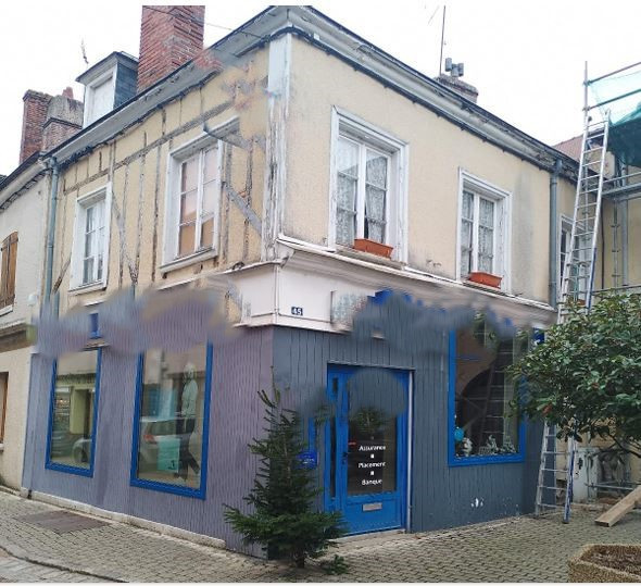 Boutique libre tout commerce avec appartement ( a rénover ) au 1er étage